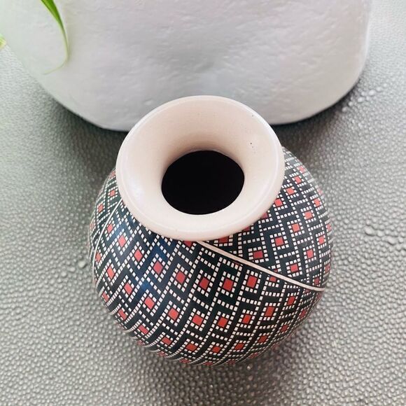 Mata Ortiz Pottery | Handmade Painted and Etched small vase by Tati Ortiz - Picture 7 of 7